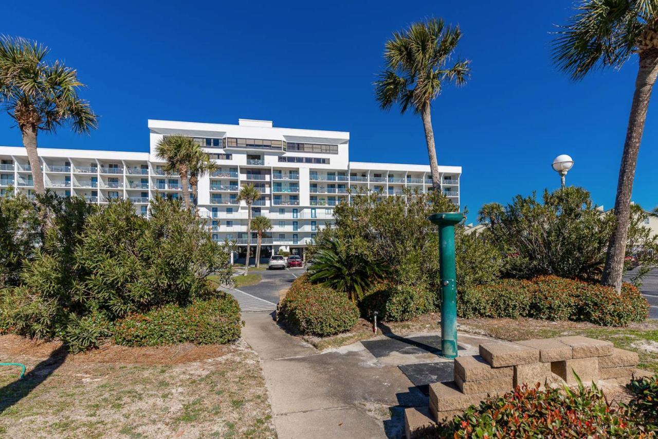 Surf & Racquet Club #207a *