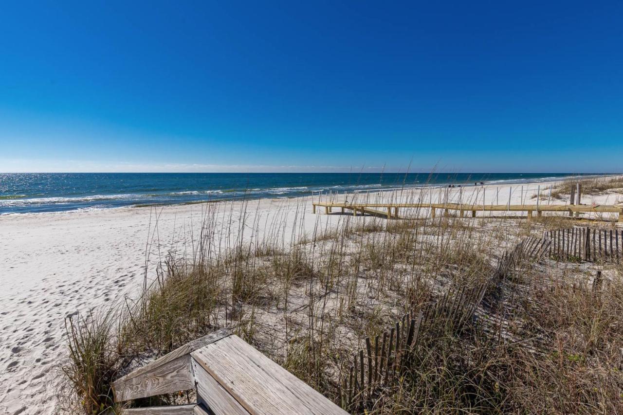 Surf & Racquet Club #207a *